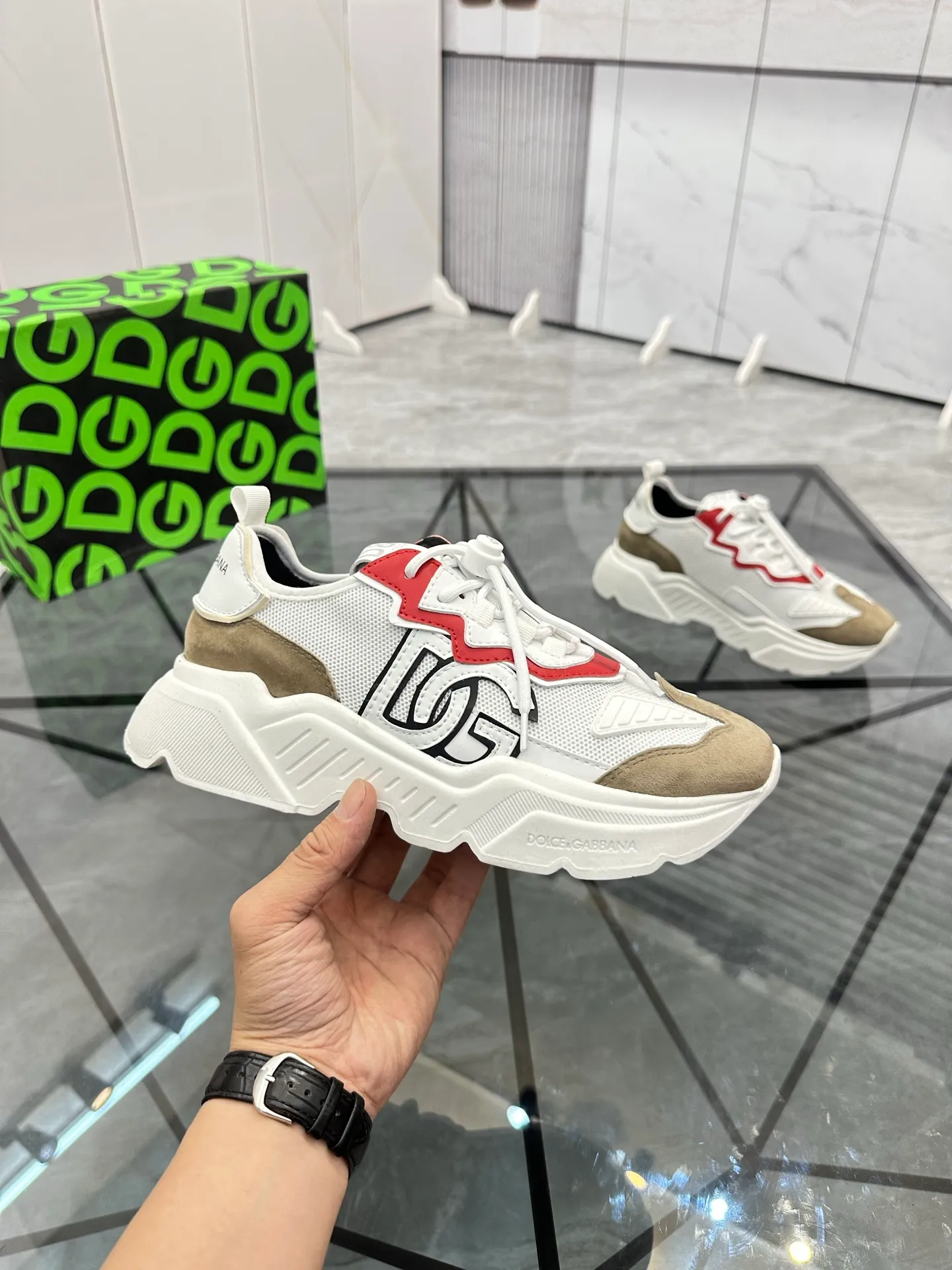 Men's shoes: 💰P480¥ Product trademark: DG "Dolce & Gabbana" low-top casual shoes Regular size: 35-44 (45.46 can be customized) Couple style Product materials: Upper imported cowhide stitching original material, breathable lining, original outsole. Number: 803